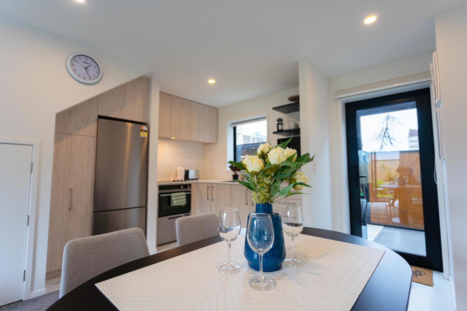 Modern 2 Bedroom Townhouse In Cbd With Parking! Sleeps 5 基督城 外观 照片